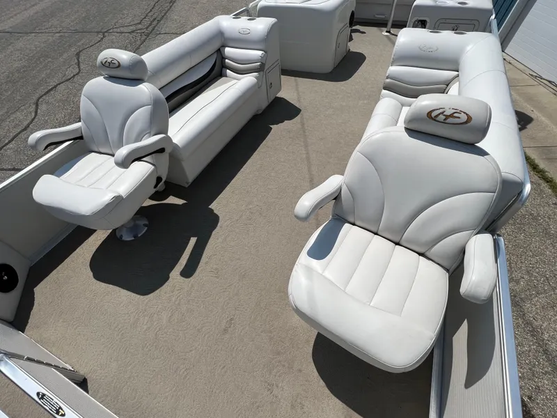 Slide: The Image of 2006 Harris FloteBote 250 Super Sunliner pontoon boat with white leather seating. - 4