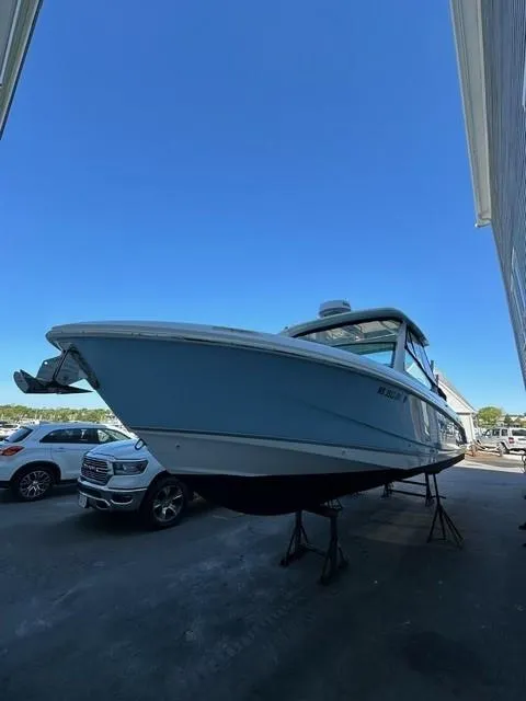 Slide: The Image of 2023 Boston Whaler 280 Vantage boat on display. - 33