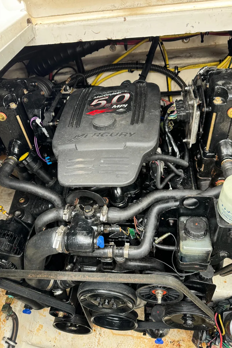 Slide: The Image of 2007 Chaparral 310 Signature engine compartment with Mercury 5.0 MPI engine. - 33