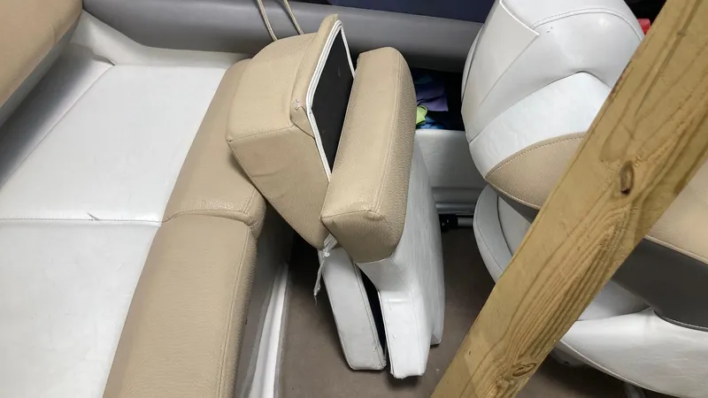 Slide: The Image of 2005 Larson 208LXi boat interior with beige and white seating. - 10