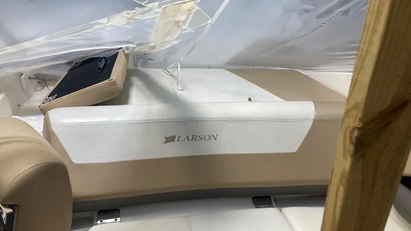 Slide: The Image of 2005 Larson 208LXi boat interior with beige and white seating. - 11