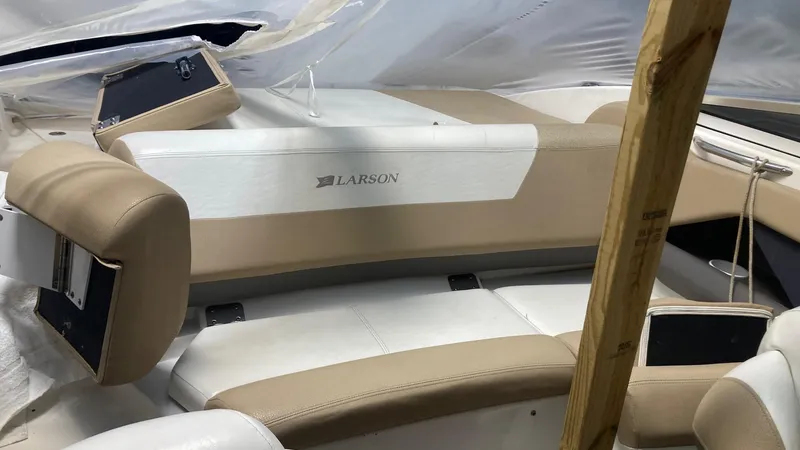 Slide: The Image of 2005 Larson 208LXi boat interior with beige and white seating. - 9