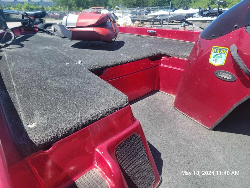 Slide: The Image of 2004 Nitro NX 750 SC boat interior with red and black seating. - 10