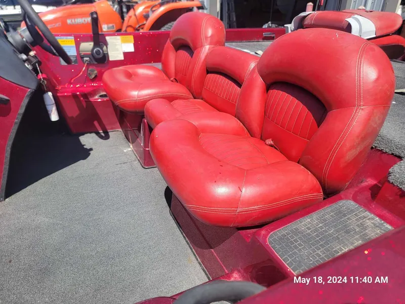Slide: The Image of 2004 Nitro NX 750 SC boat with red leather seats. - 11