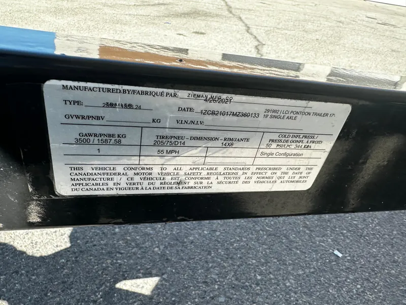 Slide: The Image of Label on 2018 Regal 1900 ES Bowrider showing specifications and compliance details. - 22