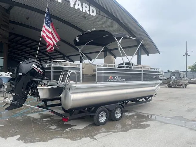 Slide: The Image of Sun Tracker Fishin' Barge 20 DLX 2024 - 10