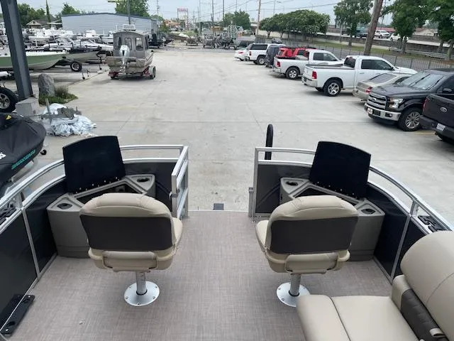 Slide: The Image of Sun Tracker Fishin' Barge 20 DLX 2024 - 16