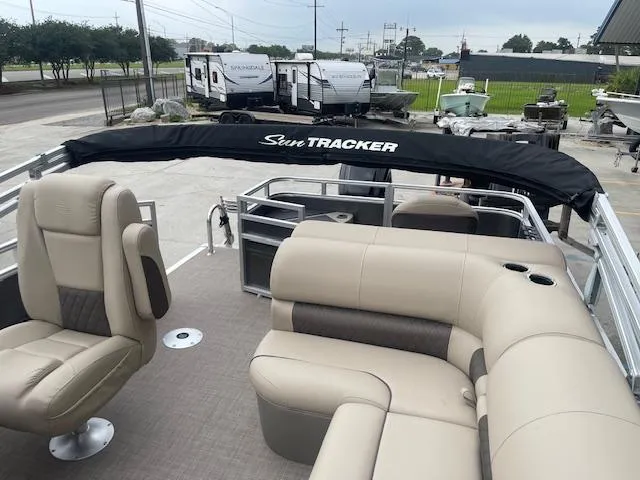 Slide: The Image of Sun Tracker Fishin' Barge 20 DLX 2024 - 6