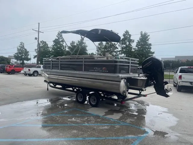 Slide: The Image of Sun Tracker Fishin' Barge 20 DLX 2024 - 8