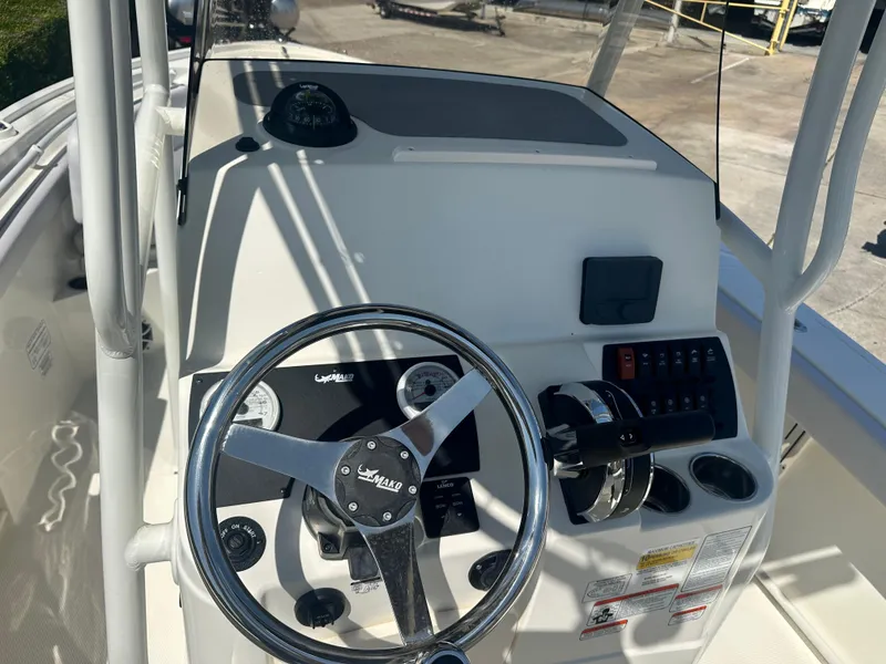 Slide: The Image of Mako 214 Center Console 2024 - 106