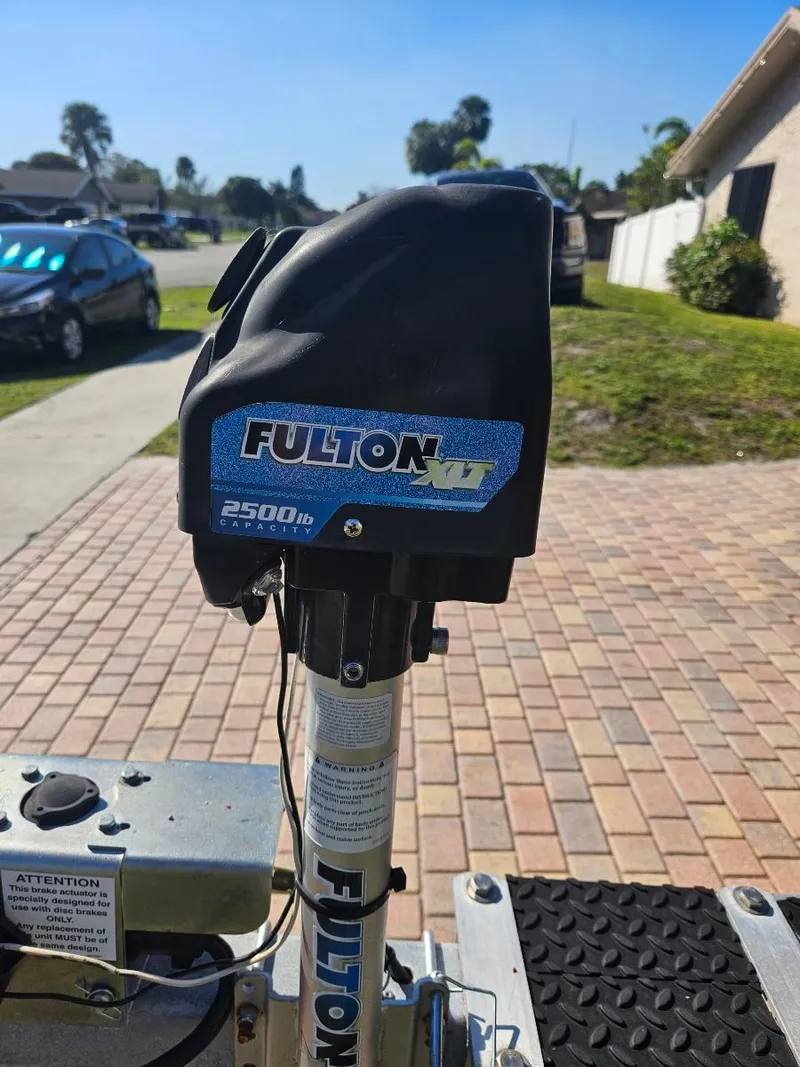 Slide: The Image of Fulton XLT 2500 lb trailer jack on a 2021 Sea Hunt Gamefish 25 boat. - 13