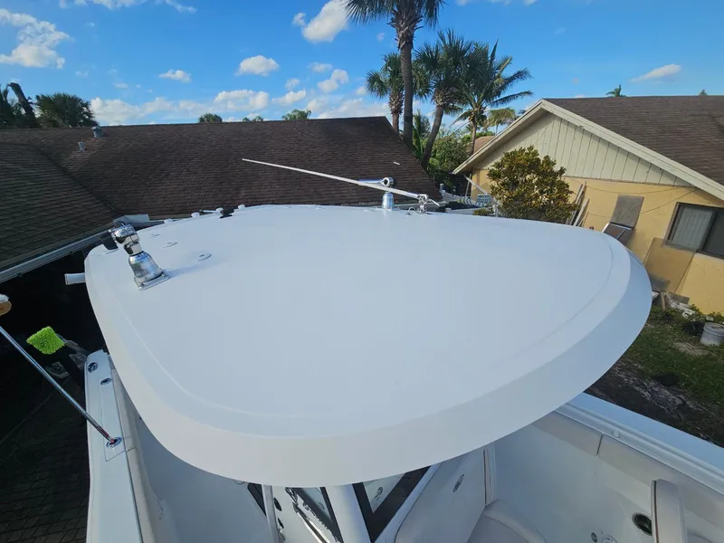 Slide: The Image of 2021 Sea Hunt Gamefish 25 boat roof with clear sky background. - 28