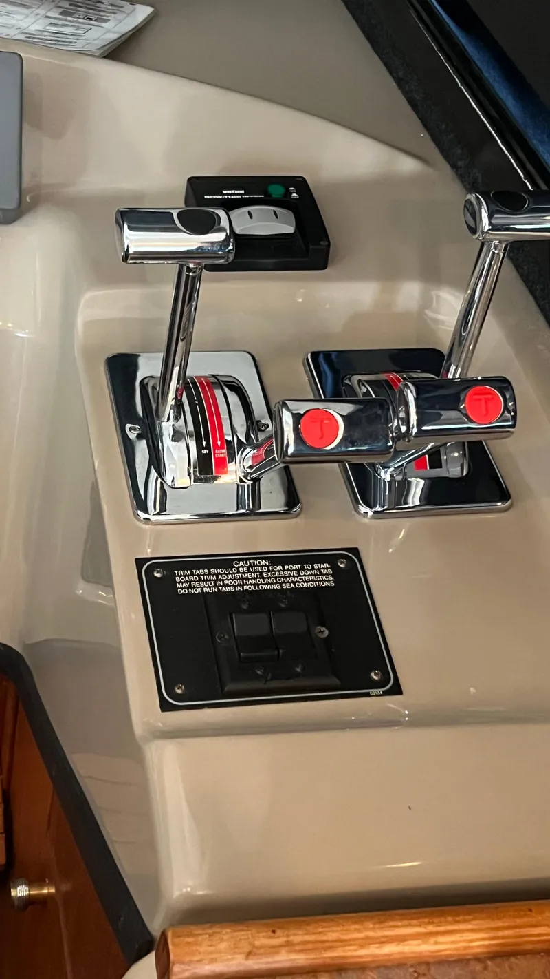 Slide: The Image of 1999 Bayliner 3988 Motoryacht throttle controls on beige dashboard. - 27