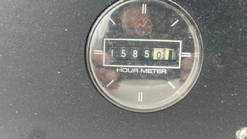 Slide: The Image of Hour meter showing 5850.1 hours on 1999 Bayliner 3988 Motoryacht. - 44