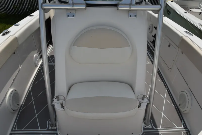 Slide: The Image of 2006 Robalo R260 Center Console boat seat and deck area. - 31