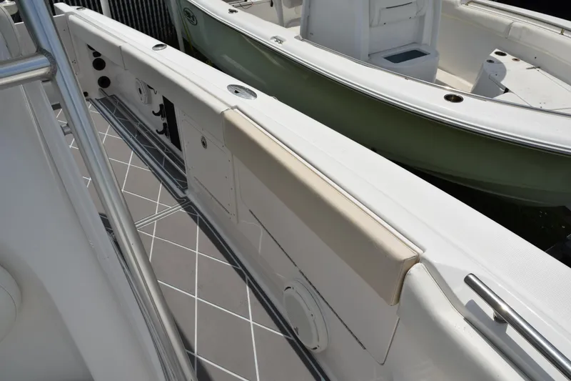 Slide: The Image of 2006 Robalo R260 Center Console boat interior detail. - 33