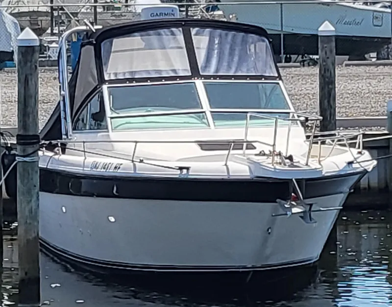 Slide: The Image of 1993 Sea Ray Laguna 29 Walkaround boat docked in marina. - 16
