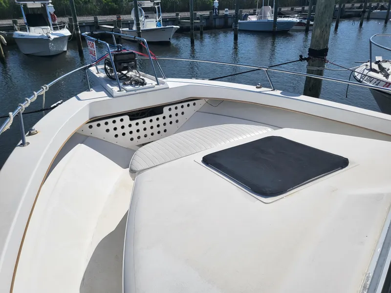 Slide: The Image of 1993 Sea Ray Laguna 29 Walkaround boat docked at marina, featuring spacious deck area. - 4
