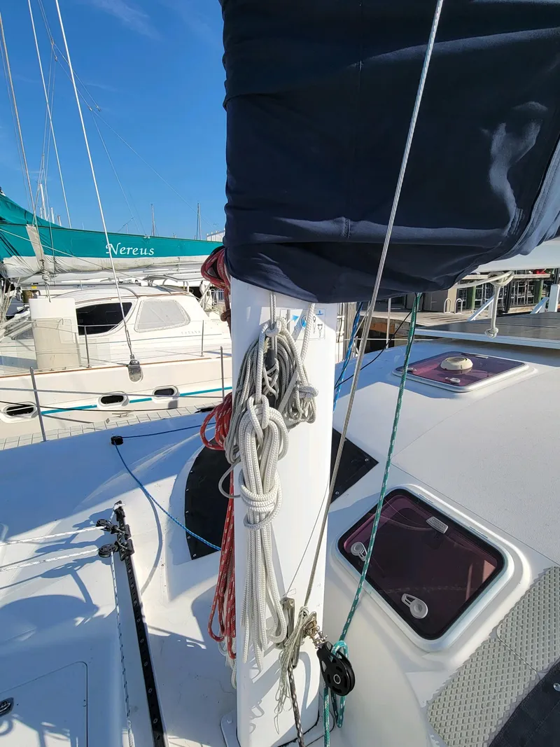 Slide: The Image of 2009 Fusion 40 sailboat deck with ropes and mast in marina. - 40