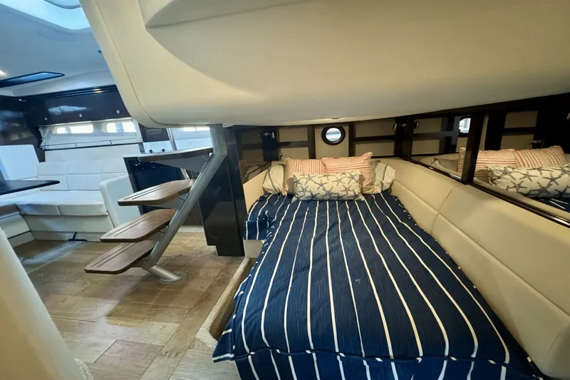 Slide: The Image of Sea Ray Sundancer 350 2021 - 11