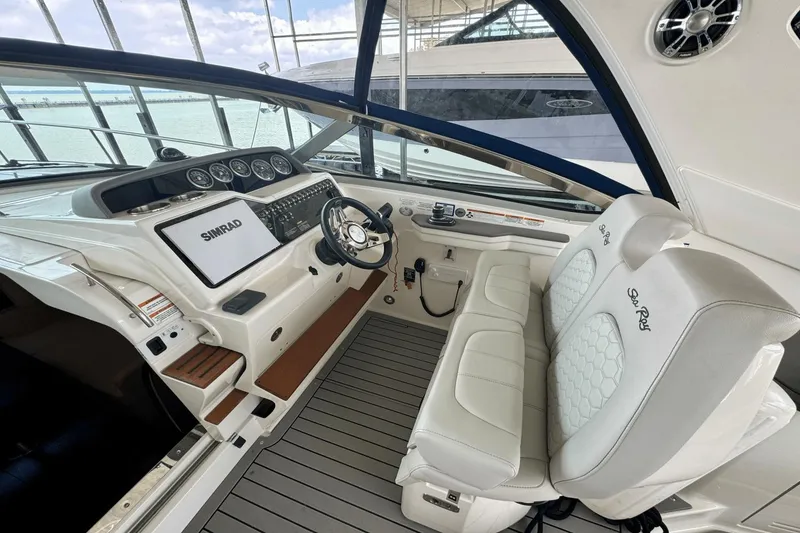 Slide: The Image of Sea Ray Sundancer 350 2021 - 12