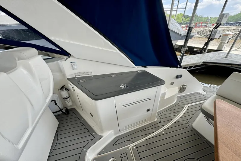 Slide: The Image of Sea Ray Sundancer 350 2021 - 16
