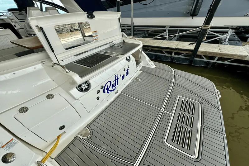 Slide: The Image of Sea Ray Sundancer 350 2021 - 17