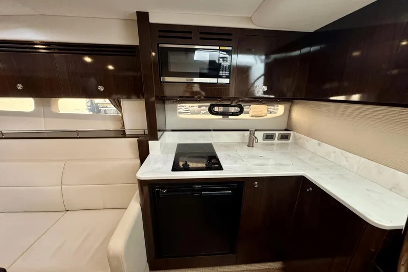 Slide: The Image of Sea Ray Sundancer 350 2021 - 7