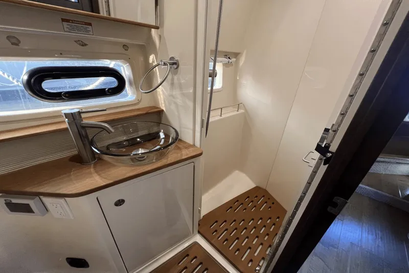 Slide: The Image of Sea Ray 350 Coupe 2018 - 24