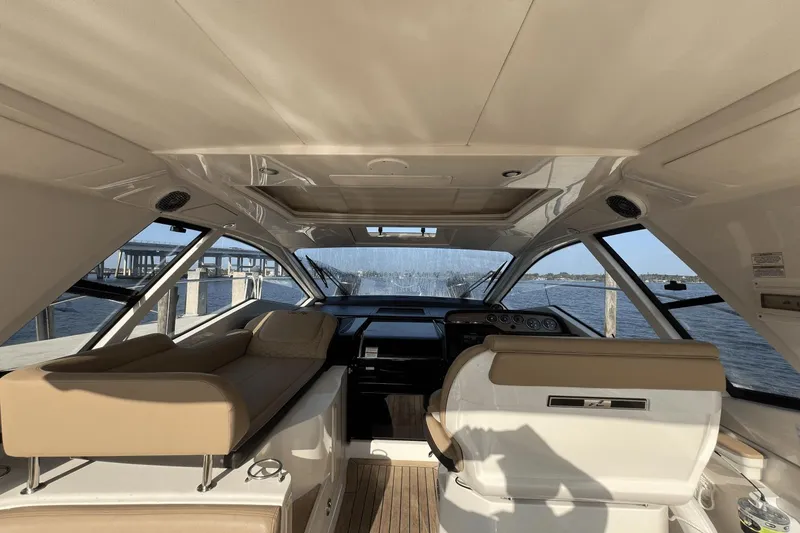 Slide: The Image of Sea Ray 350 Coupe 2018 - 38