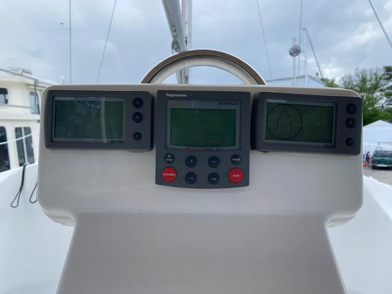 Slide: The Image of 2006 Beneteau 323 - Tuesday - 11