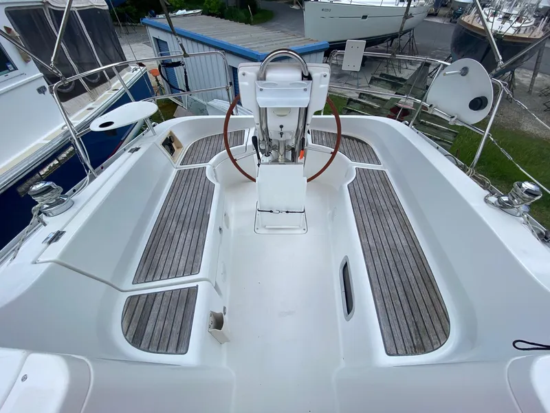 Slide: The Image of 2006 Beneteau 323 - Tuesday - 12