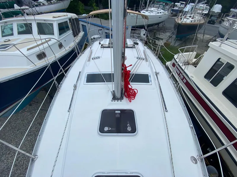 Slide: The Image of 2006 Beneteau 323 - Tuesday - 16
