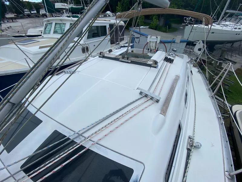 Slide: The Image of 2006 Beneteau 323 - Tuesday - 17