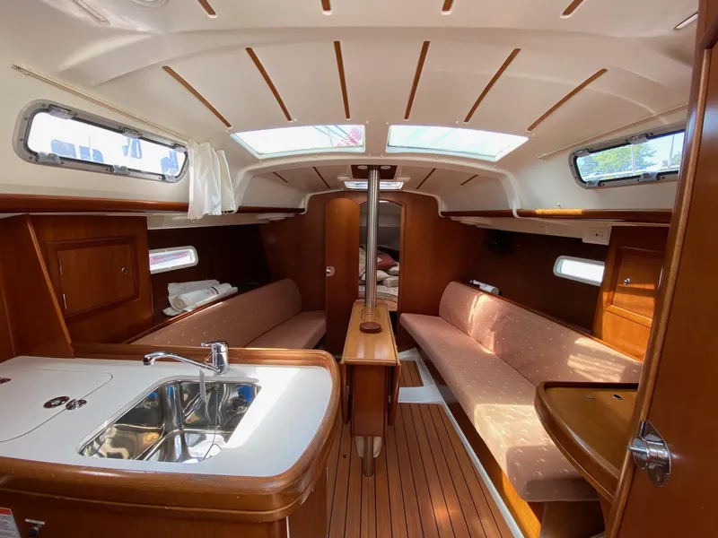 Slide: The Image of 2006 Beneteau 323 - Tuesday - 23