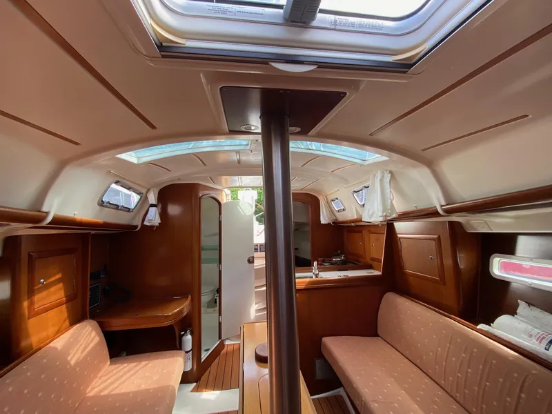 Slide: The Image of 2006 Beneteau 323 - Tuesday - 24