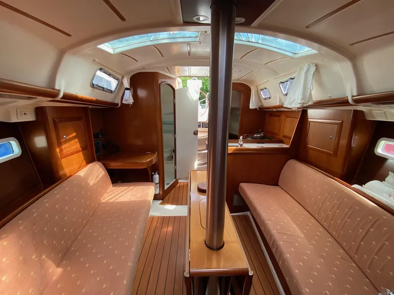 Slide: The Image of 2006 Beneteau 323 - Tuesday - 25