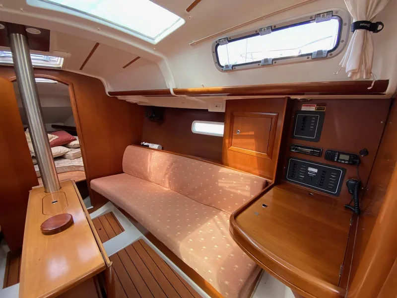 Slide: The Image of 2006 Beneteau 323 - Tuesday - 26