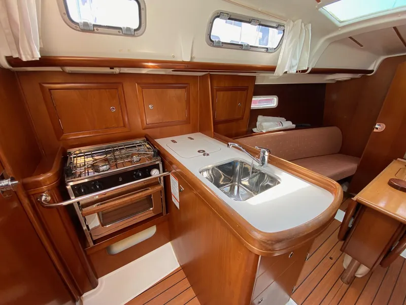 Slide: The Image of 2006 Beneteau 323 - Tuesday - 27