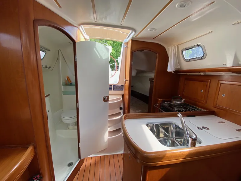 Slide: The Image of 2006 Beneteau 323 - Tuesday - 28