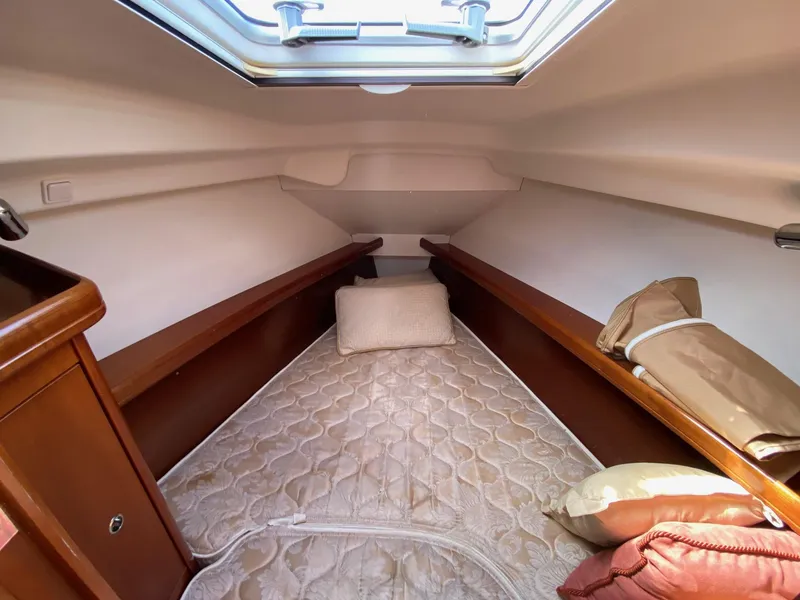Slide: The Image of 2006 Beneteau 323 - Tuesday - 30