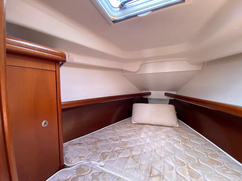 Slide: The Image of 2006 Beneteau 323 - Tuesday - 31