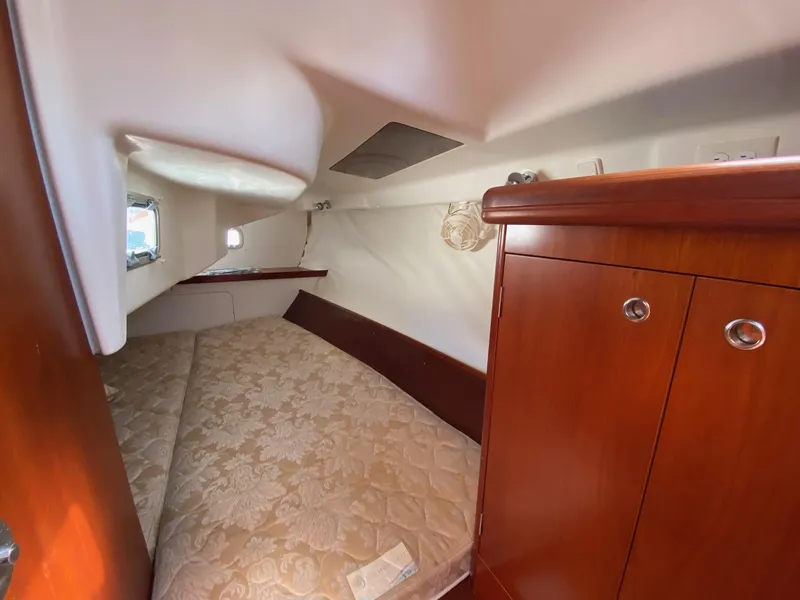Slide: The Image of 2006 Beneteau 323 - Tuesday - 32