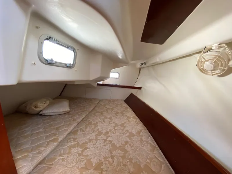 Slide: The Image of 2006 Beneteau 323 - Tuesday - 33
