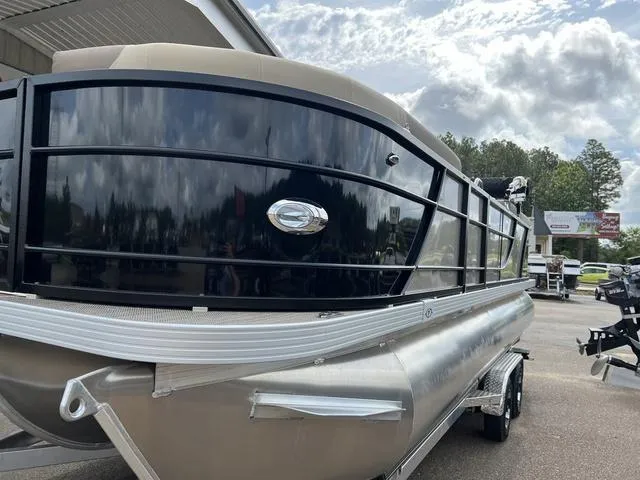 Slide: The Image of Veranda VR22RC Luxury Tri-Toon 2024 - 12