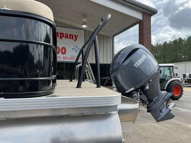 Slide: The Image of Veranda VR22RC Luxury Tri-Toon 2024 - 13