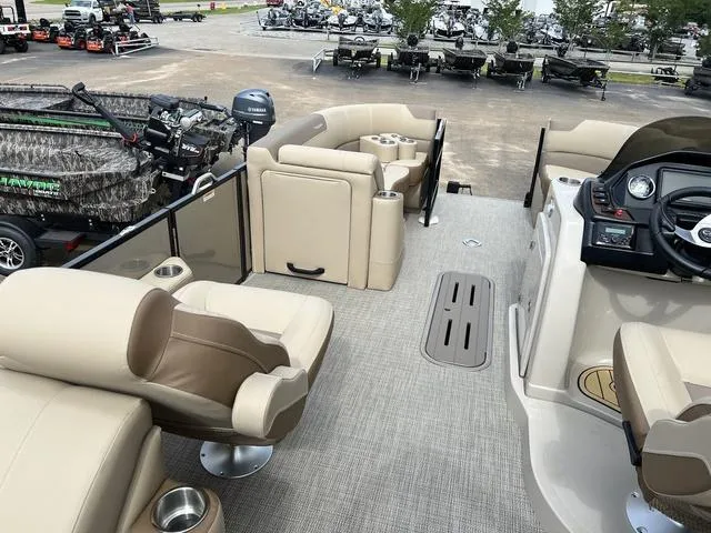 Slide: The Image of Veranda VR22RC Luxury Tri-Toon 2024 - 21