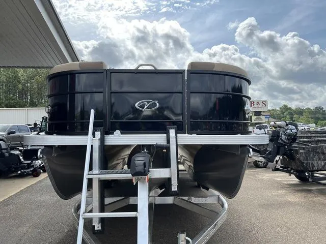 Slide: The Image of Veranda VR22RC Luxury Tri-Toon 2024 - 3