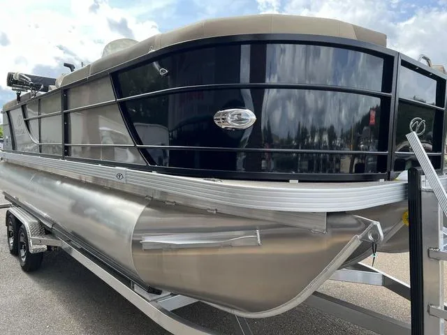 Slide: The Image of Veranda VR22RC Luxury Tri-Toon 2024 - 4