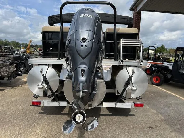 Slide: The Image of Veranda VR22RC Luxury Tri-Toon 2024 - 8